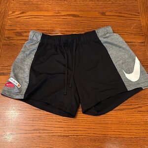 Women’s Nike shorts size medium they have a drawstring, no pockets